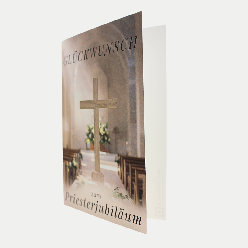 Glückwunschkarte zum Priesterjubiläum mit Holzkreuz in einer Kirche und feierlichem Schriftzug