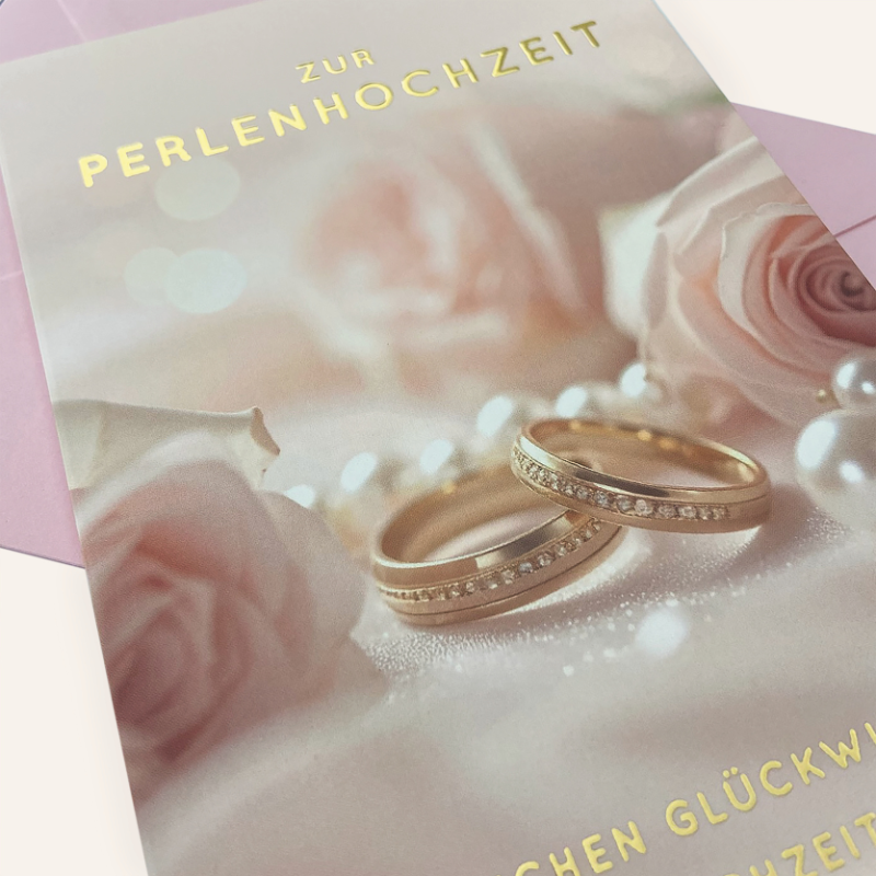 Perlenhochzeit zum 30. Hochzeitstag – Glückwunschkarte mit goldenen Eheringen, Perlen und rosa Rosen