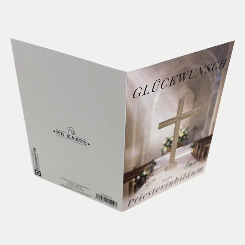 Glückwunschkarte zum Priesterjubiläum mit Holzkreuz in einer Kirche und feierlichem Schriftzug
